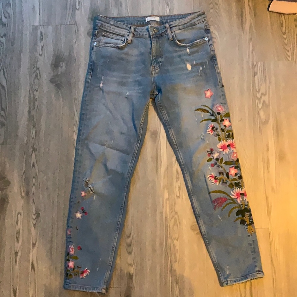 Zara women’s embroidered jeans size 6!